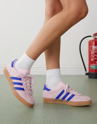 adidas Originals - Gazelle Indoor - Sneaker aus Nubukleder in Rosa und Blau