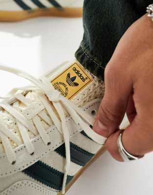 adidas Originals Gazelle Indoor Sneaker in Creme und Grun ASOS