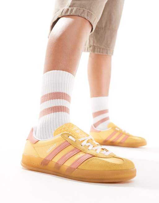 adidas Originals - Gazelle Indoor - Sneakers i gul/lyserød med gummisål