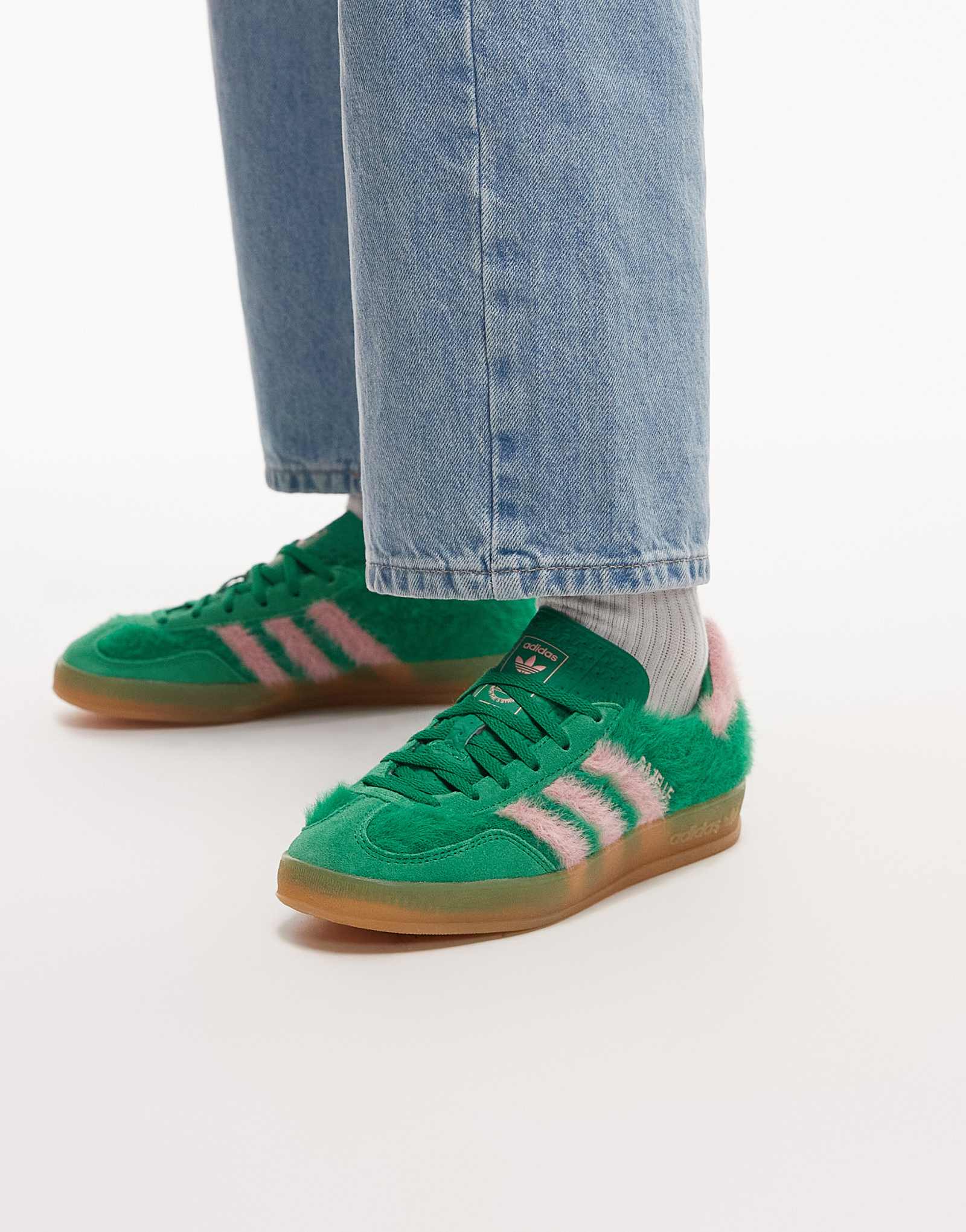 домашние кроссовки adidas Originals Gazelle в пушистых зеленых и розовых тонах