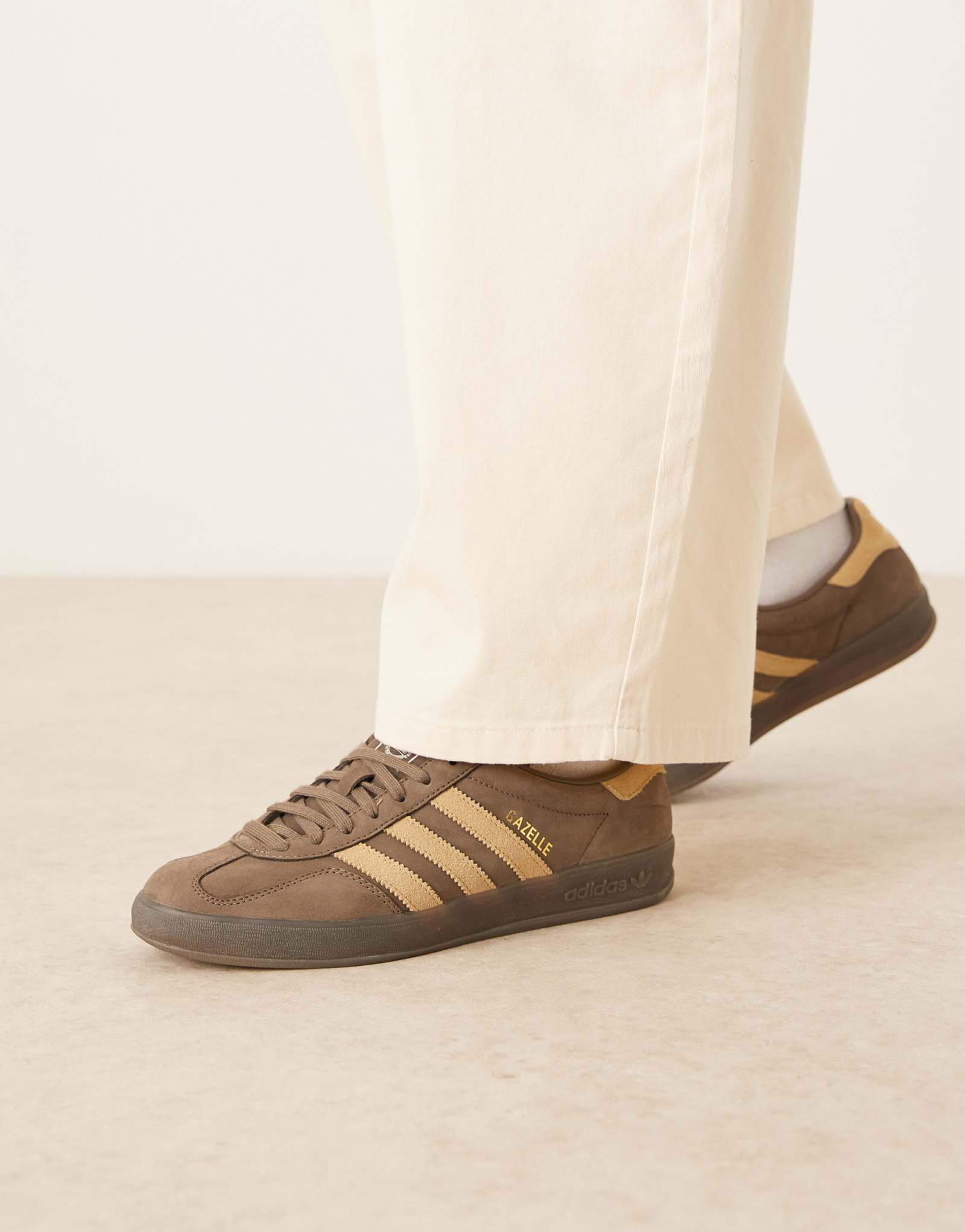 домашние кроссовки adidas Originals Gazelle цвета хаки и беж