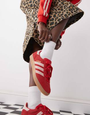 домашние кроссовки adidas Originals Gazelle красного цвета с отделкой крючком 23390₽