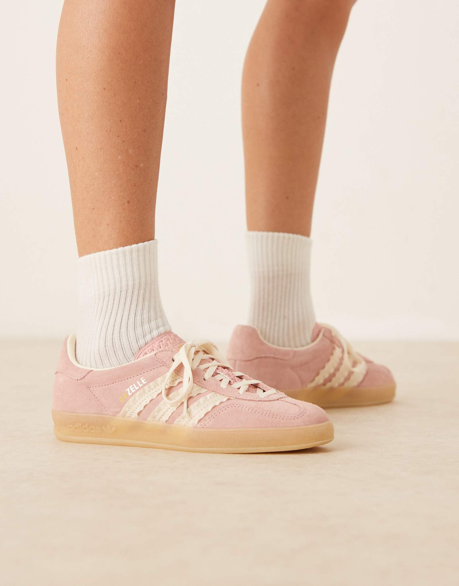 домашние кроссовки adidas Originals Gazelle розового цвета с рюшами