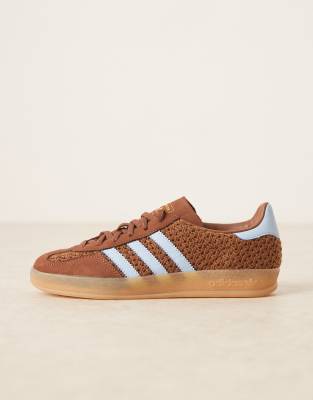 adidas Originals Gazelle Indoor trainers in light brown and blue woven - View 2