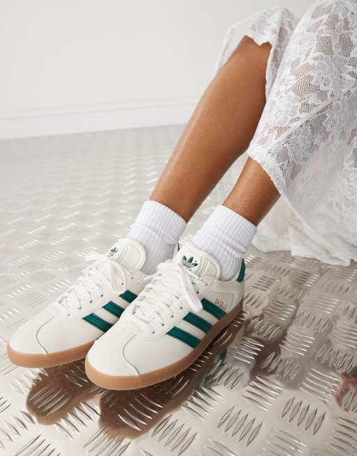 adidas Originals Gazelle Sneaker in Creme und Grun ASOS