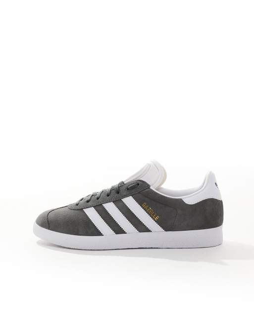 White and store grey gazelles