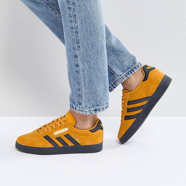 Желтые кроссовки адидас. Adidas Gazelle горчичные. Adidas Gazelle желтые. Adidas Gazelle женские желтые. Adidas Gazelle черно желтые.