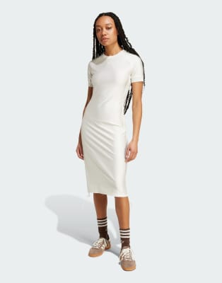 adidas Originals - Gerafftes Cali-T-Kleid in Cloud White mit 3-Streifen-Weiß