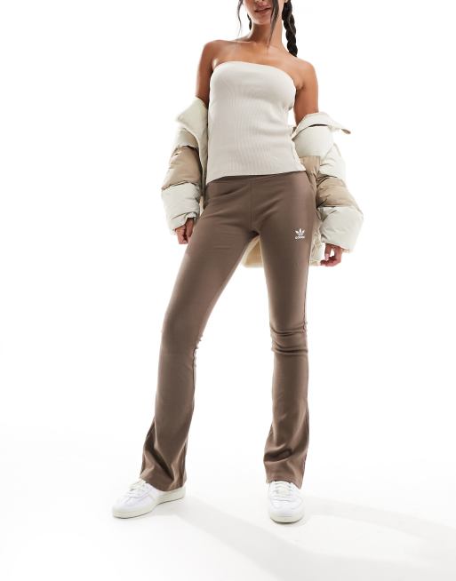 adidas Originals - Geribbelde flared legging in bruin