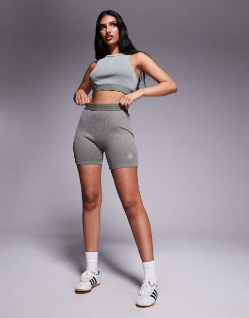 adidas Originals – Gerippte, gesäßbetonende Shorts in verwaschenem Khaki