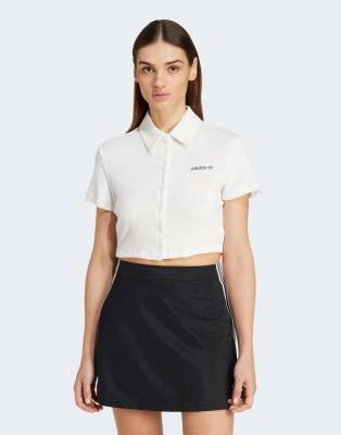 adidas Originals - Gestreiftes Frottee-T-Shirt in Wolkenweiß mit Knopfleiste