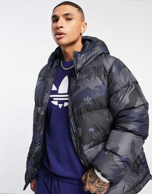 adidas Originals - Gewatteerd jack in blauwe camouflageprint