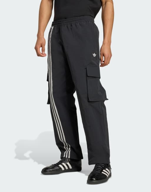 adidas Originals – Gewebte Cargohose in Schwarz mit Streifen vorne