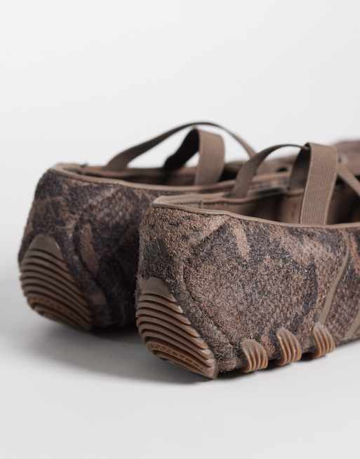 adidas Originals Ghostsprint Ballerina in Braun mit Schlangenmuster, 3 von 5