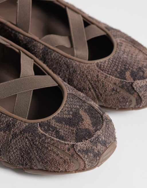 adidas Originals Ghostsprint Ballerina in Braun mit Schlangenmuster, 4 von 5