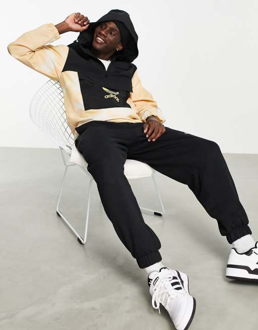 adidas Originals Giacca a vento con stampa mimetica color crema