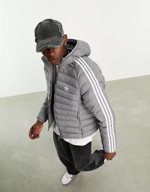 adidas Originals Giacca imbottita con cappuccio grigia con 3 strisce ASOS