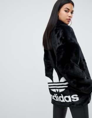 adidas Originals - Giacca nera in pelliccia sintetica con logo a trifoglio  sul retro | ASOS