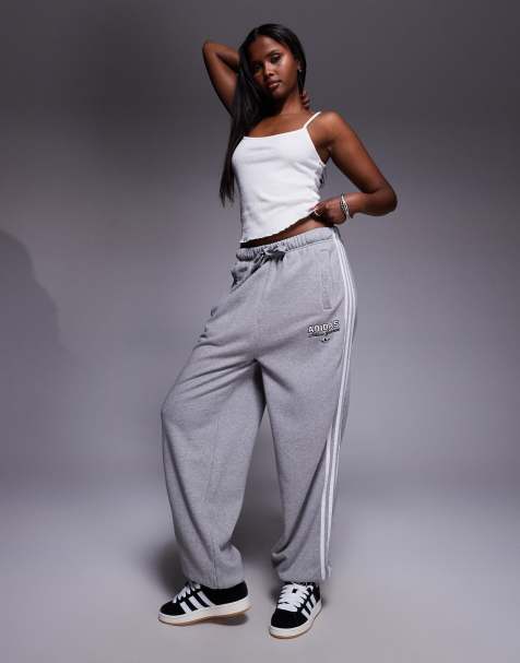 adidas Originals – Grå mjukisbyxor med tryck framtill - view 1