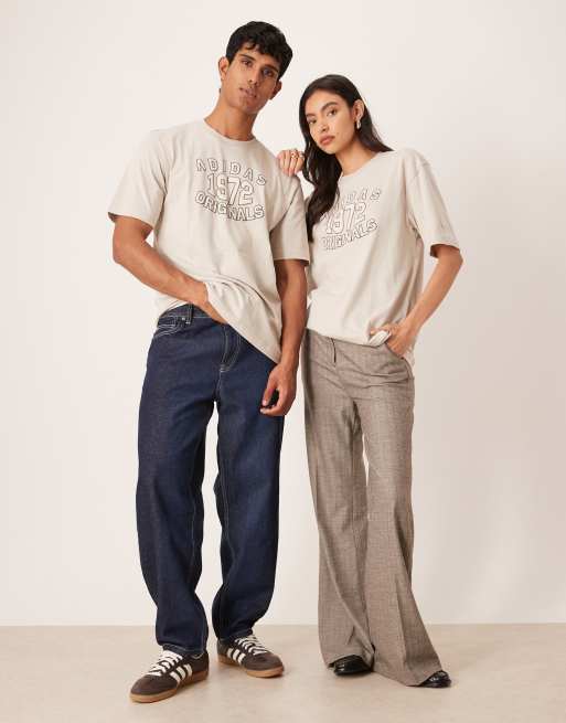 adidas Originals - Grå T-shirt med 1972 grafik på brystet