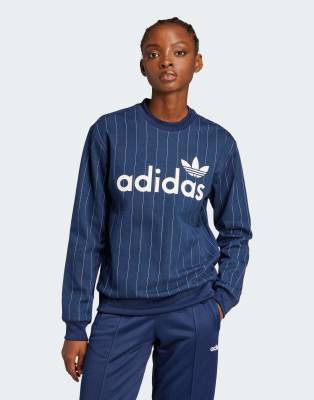 adidas Originals - Grafik-Sweatshirt in Blau mit Nadelstreifen