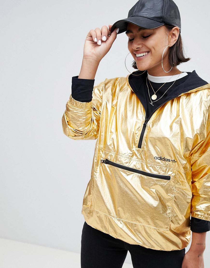 Adidas Originals – Guldfärgad jacka med huva, dragkedja i halsen och glansig finish