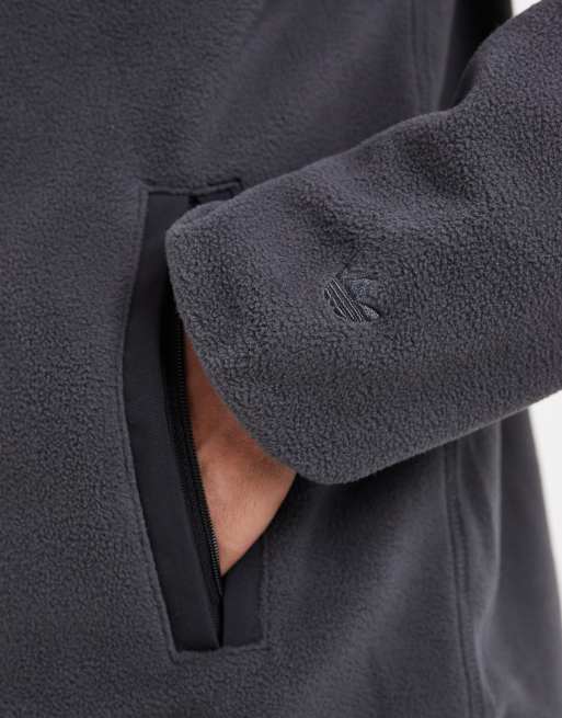 adidas Originals Half-Zip mit Patch-Grafik in Grau und Schwarz, 5 von 5