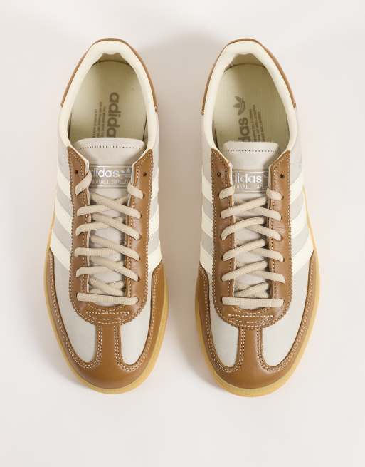 adidas Originals Handball Spezial Sneaker in Khaki und Weiß mit Gummisohle, 2 von 5