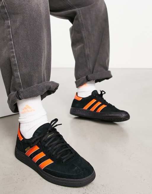 Schwarze und weiße Handball Spezial Schuhe