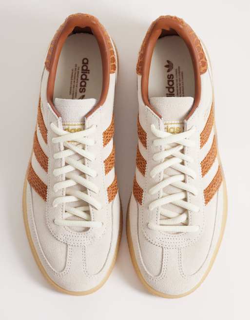 adidas Originals – Handball Spezial – Sneaker in Wollweiß mit drei Streifen in Kroko-Optik , 2 von 5