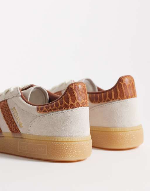 adidas Originals – Handball Spezial – Sneaker in Wollweiß mit drei Streifen in Kroko-Optik , 3 von 5