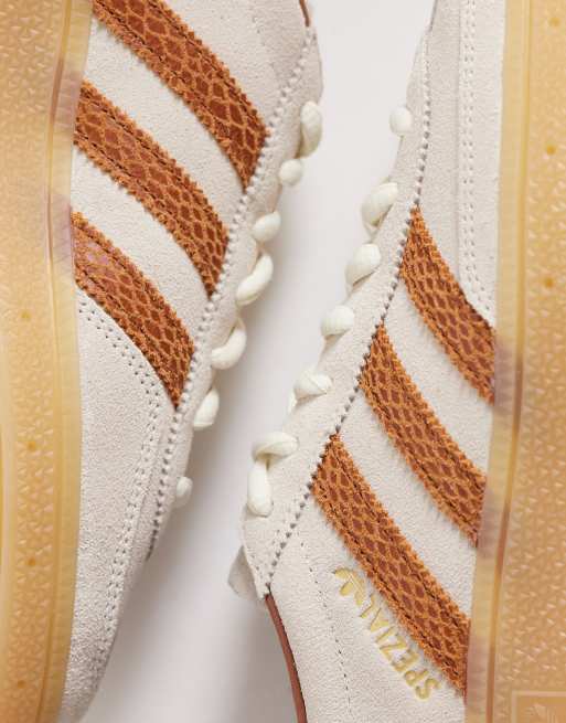 adidas Originals – Handball Spezial – Sneaker in Wollweiß mit drei Streifen in Kroko-Optik , 4 von 5