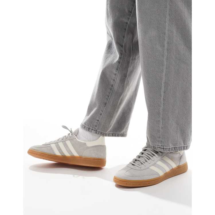 adidas Originals Handball Spezial Sneakers grigie con suola in