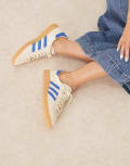 [adidas Originals] adidas Originals Handball Spezial sneakers in cream and cobalt blue with gum sole-White 38 CREAM
