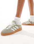 [adidas Originals] adidas Originals Handball Spezial sneakers in grey and white with gum sole-Multi 43 1/3 MULTI