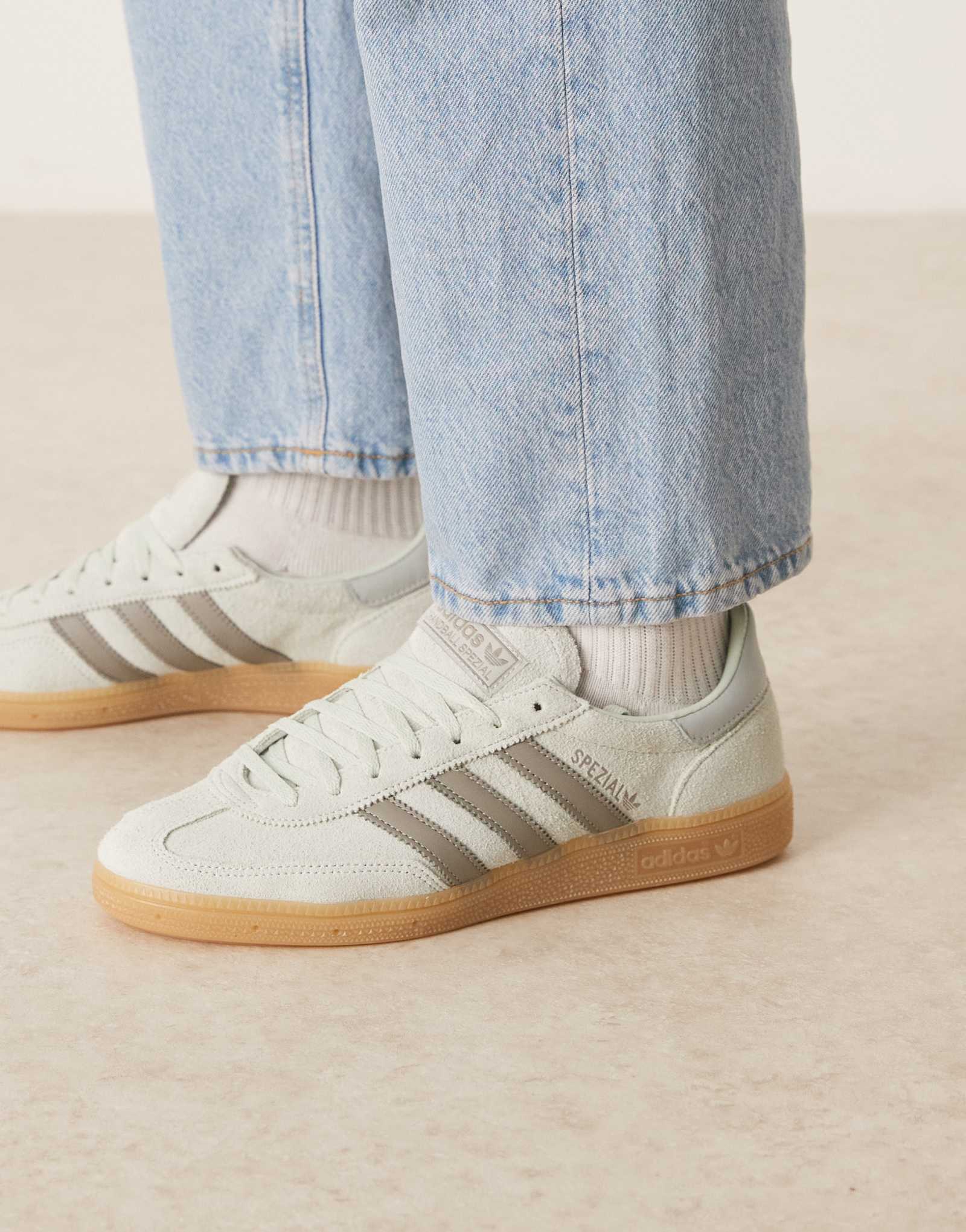 специальные кроссовки adidas Originals для гандбола светло-зеленого и серого цветов