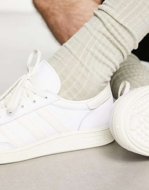 Adidas originals handball shop top trainers in white