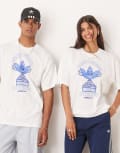 [adidas Originals] adidas Originals Happy Trefoil graphic t-shirt in white L white