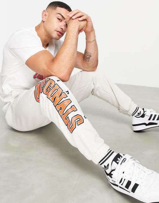 adidas Originals – Havrefärgade mjukisbyxor med Retro Revival-loggor