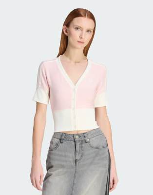 adidas Originals - Hemdbluse in sandigem Rosa mit V-Ausschnitt und Knopfleiste