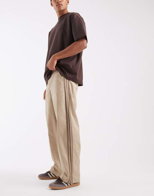 adidas Originals – Hose mit Bundfalten mit 3 den Streifen in Khaki, 3 von 5