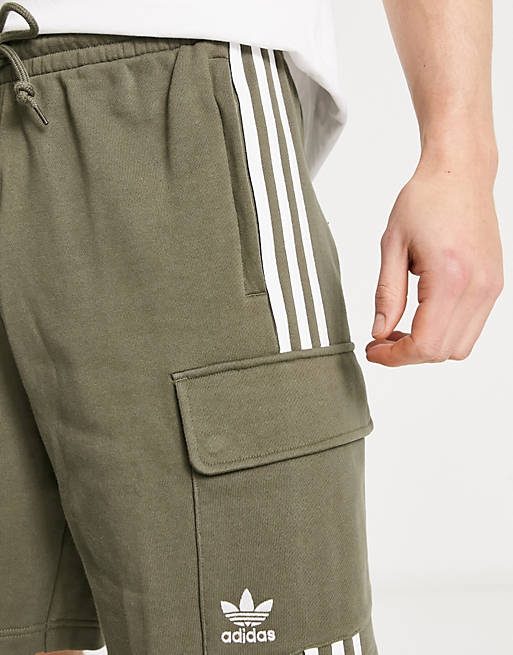 Accountant Diakritisch Wederzijds adidas Originals House Of Adicolor 3S cargo shorts in green | ASOS