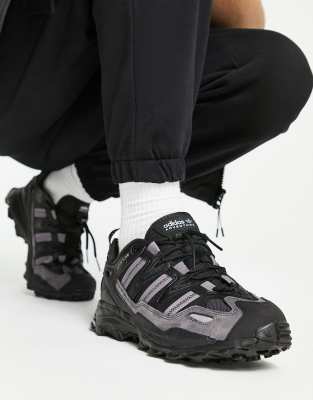 adidas Originals - Hyperturf - Sneaker in Triple-Schwarz