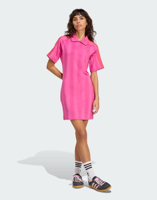 adidas Originals – Jaskraworóżowa sukienka w piłkarskim styku z grafiką