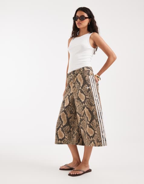 adidas Originals – Jasnobrązowe długie szorty jeansowe we wzór skóry węża - view 1