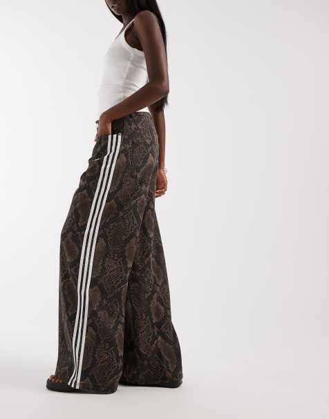 adidas Originals - Jean ample imprimé serpent - Marron foncé - view 1