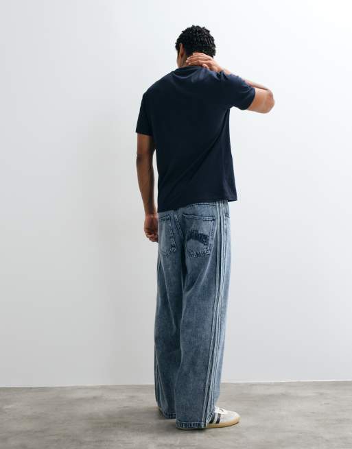 adidas Originals Jeans mit lockerer Passform in hellem Denim, 4 von 5