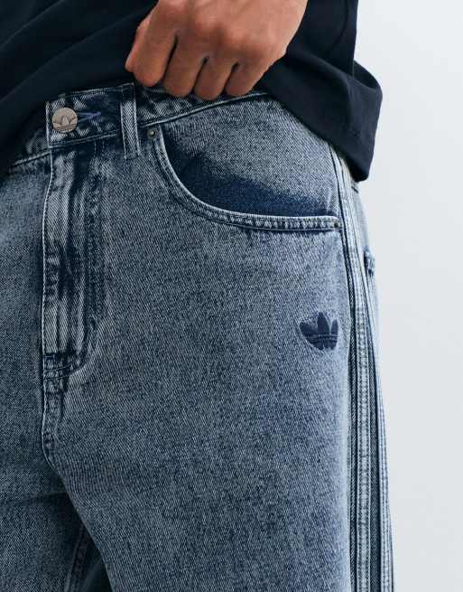 adidas Originals Jeans mit lockerer Passform in hellem Denim, 5 von 5