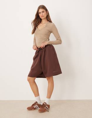 adidas Originals - Jersey-Shorts in Braun mit linearem Logo-Brown