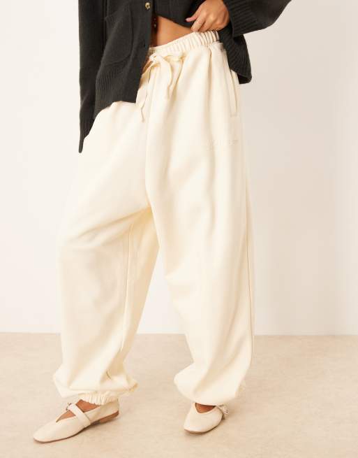 adidas Originals Jogger mit linearem Logo in Cremeweiß, 2 von 5